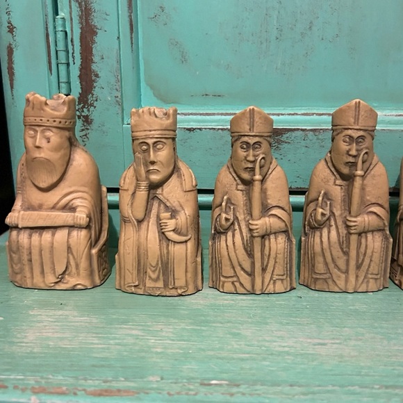 Studio Anne Carlton Isle Of Lewis Chess Set with Board - Picture 2 of 12